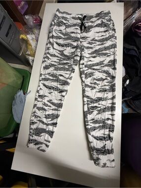 Ecko Unlimited Men's White & Black Camo Cargo Joggers